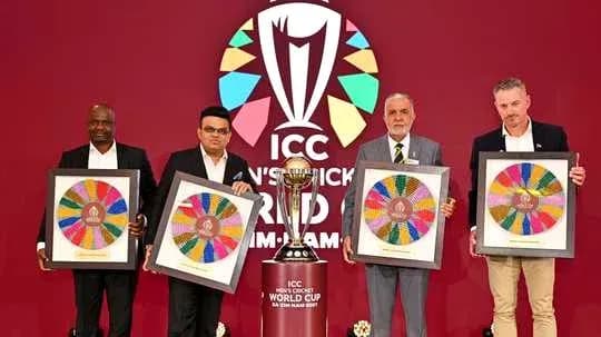 Cuatro personas sosteniendo premios en evento ICC