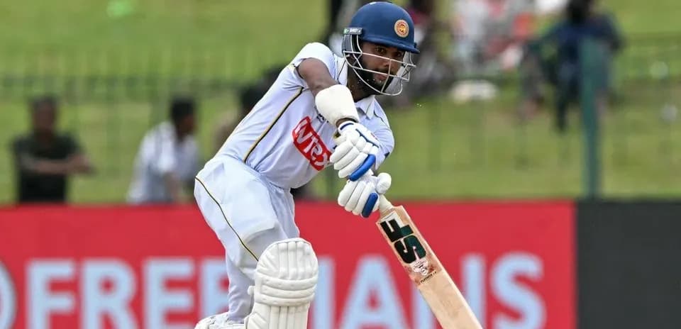 Bateador de Sri Lanka golpeando la pelota en el partido