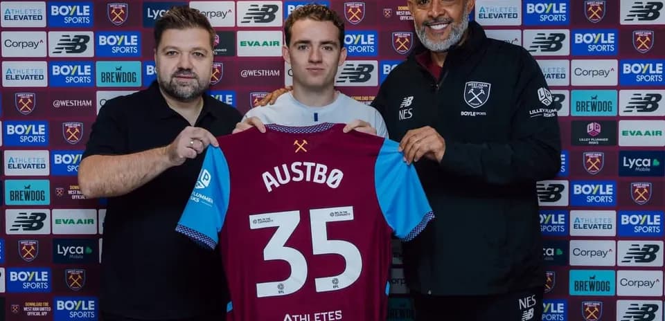 Jugador presenta camiseta de West Ham United