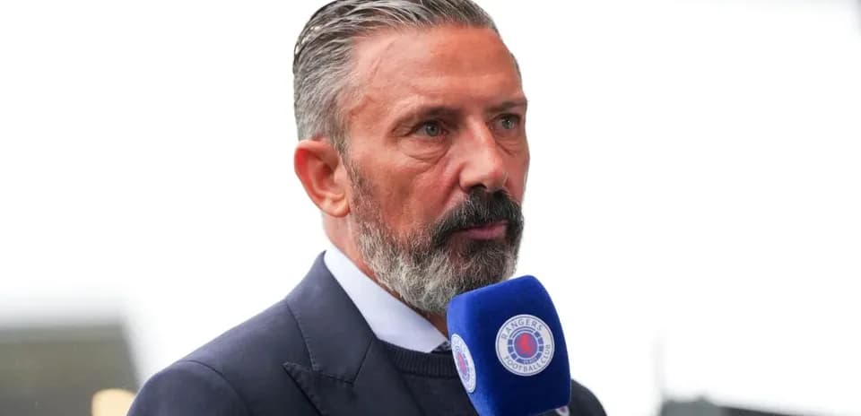 Hombre hablando en micrófono de club de fútbol