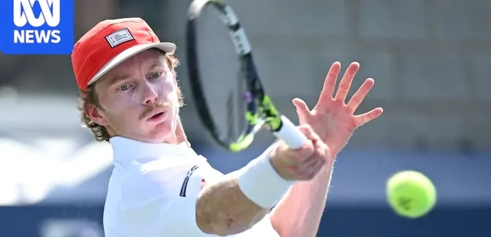 Jugador de tenis golpeando la pelota en partido