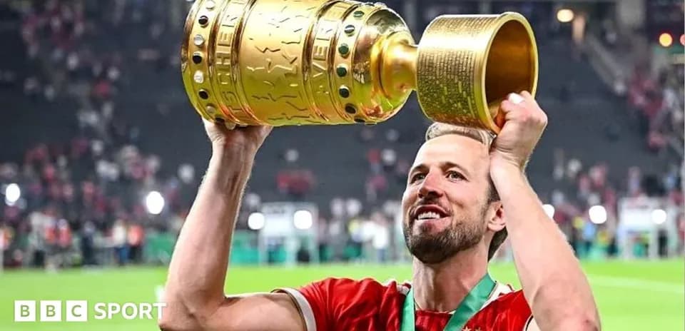 Jugador levantando trofeo de la Copa en celebración