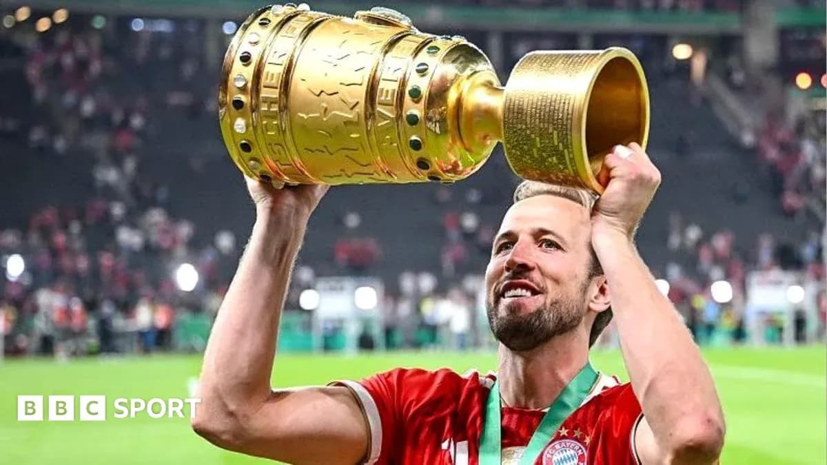 Jugador levantando trofeo de la Copa en celebración