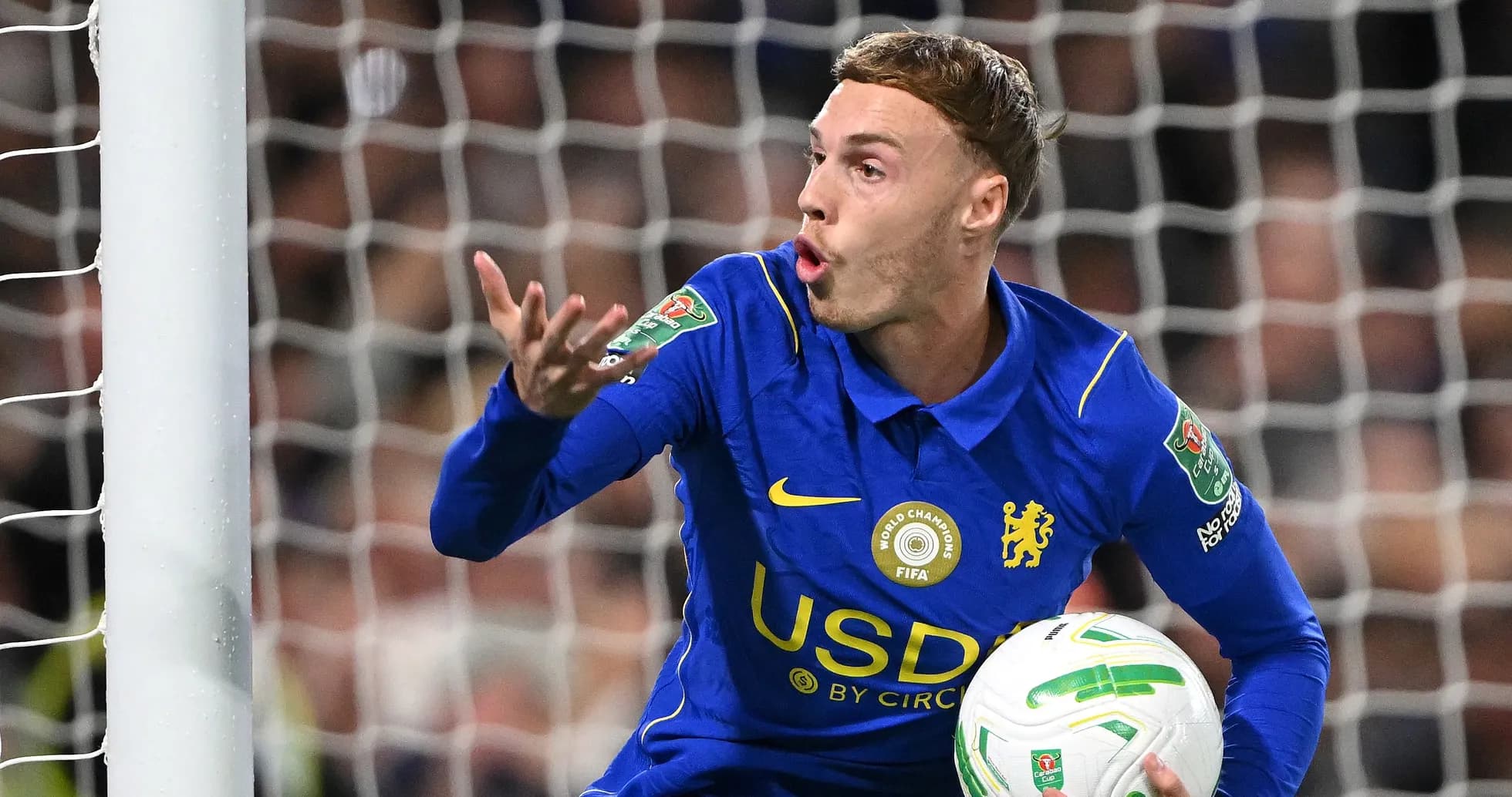 Jugador de Chelsea sosteniendo el balón en el campo