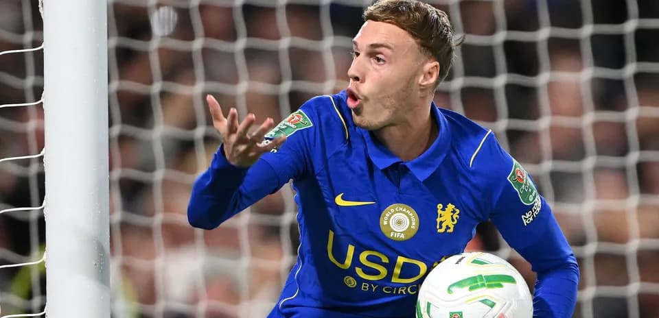 Jugador de Chelsea sosteniendo el balón en el campo