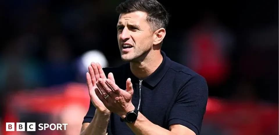 Entrenador aplaudiendo durante el partido