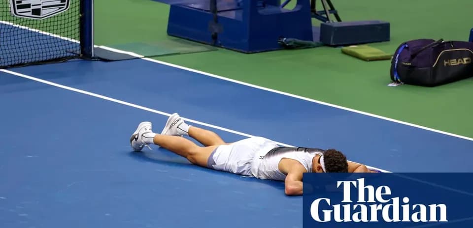 Jugador tendido en la pista tras partido de tenis
