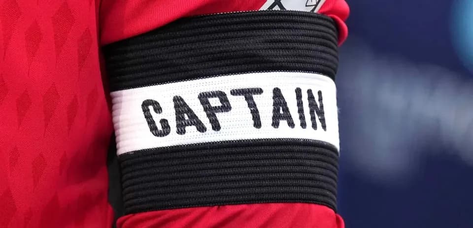 Brazalete de capitán en una camiseta roja