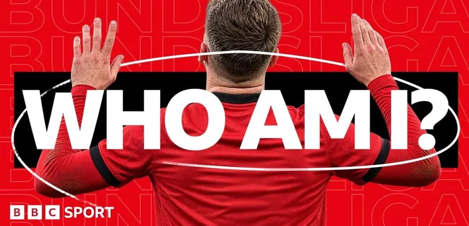 Jugador levantando las manos en fondo rojo