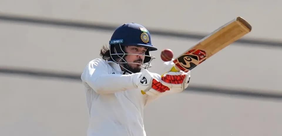 Jugador de cricket golpeando la pelota con bate
