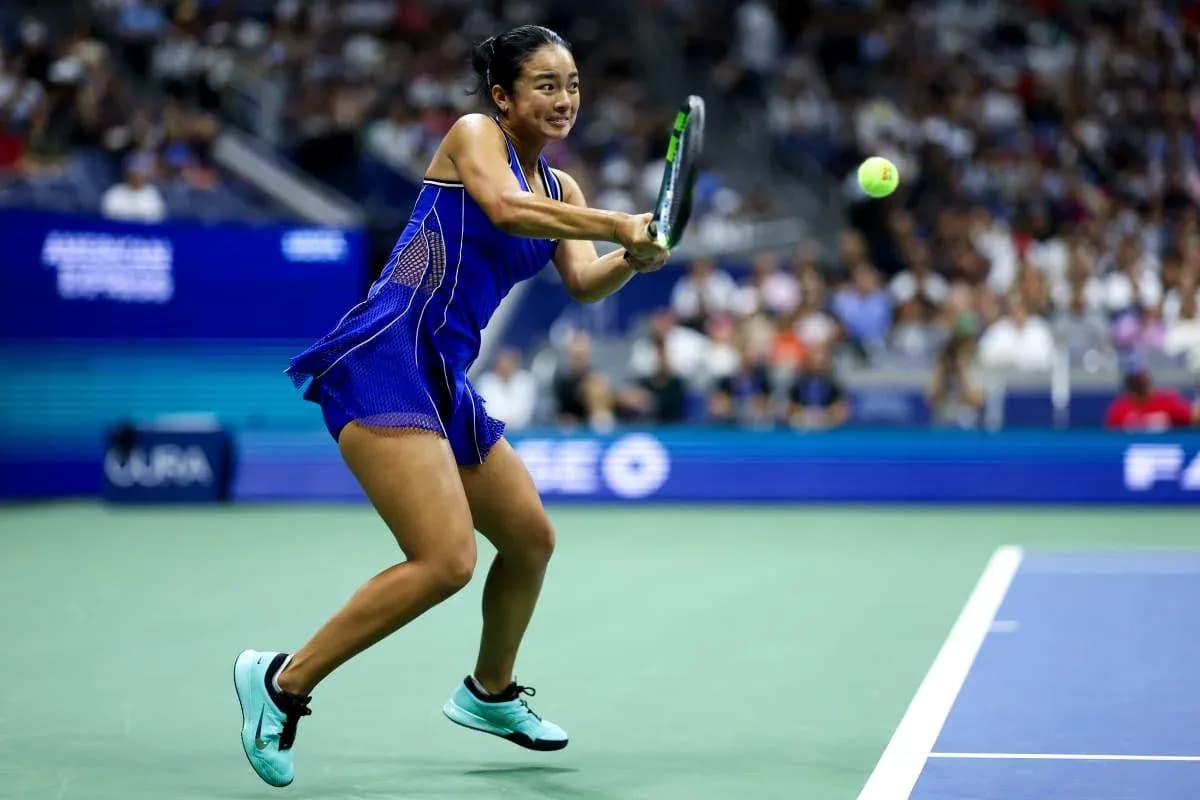 Jugadora de tenis golpeando la pelota en un partido
