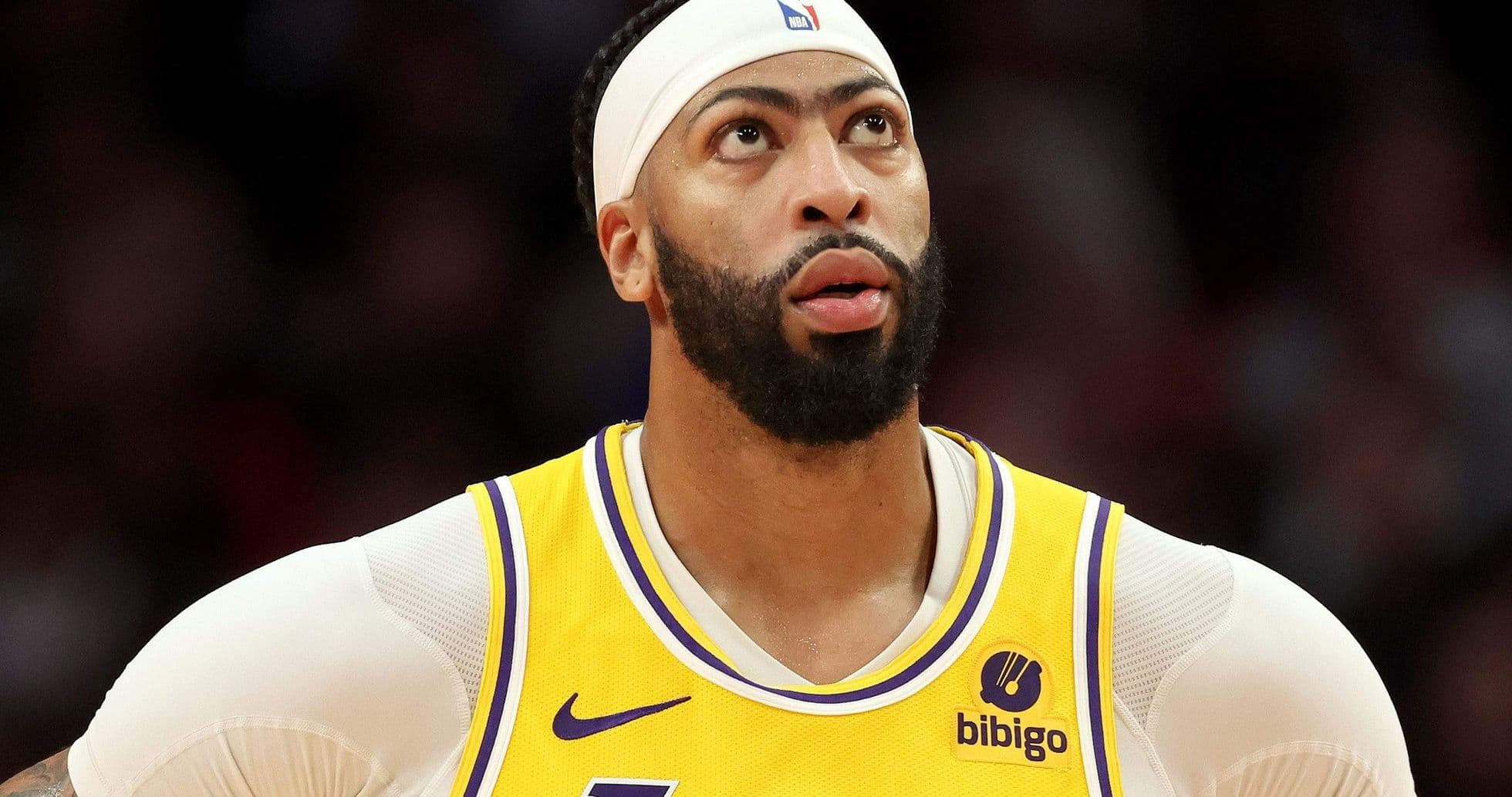 Jugador de los Lakers mirando hacia arriba durante el juego