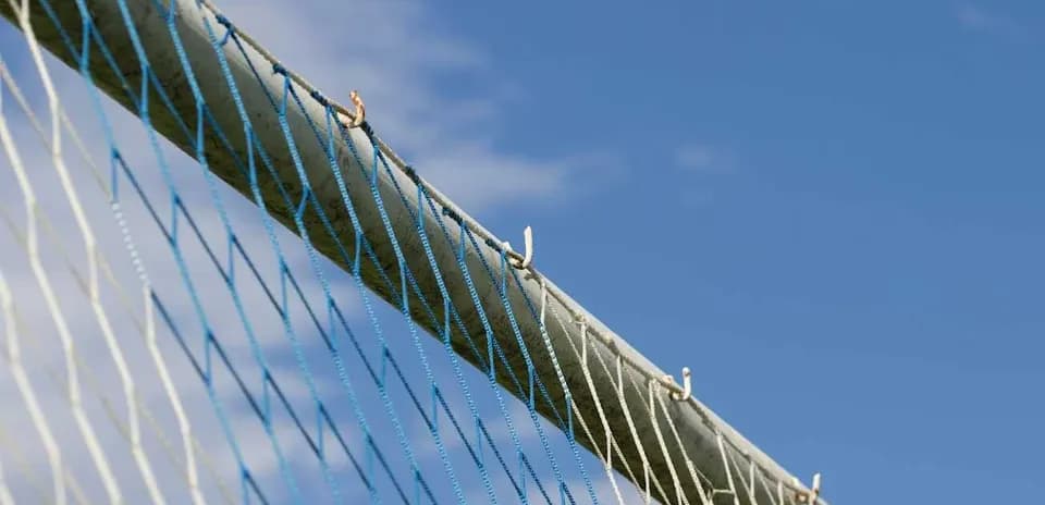 Red de fútbol contra un cielo azul