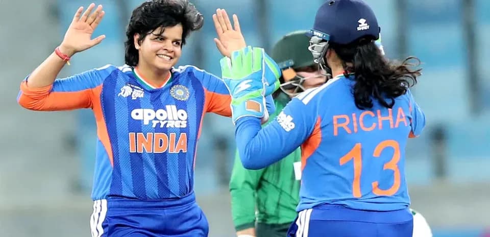 Jugadoras de India celebrando un wicket en el partido