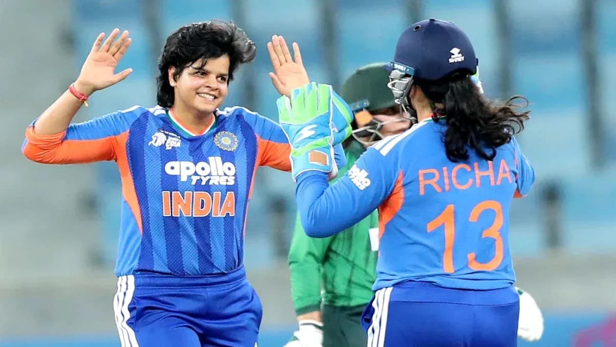 Jugadoras de India celebrando un wicket en el partido