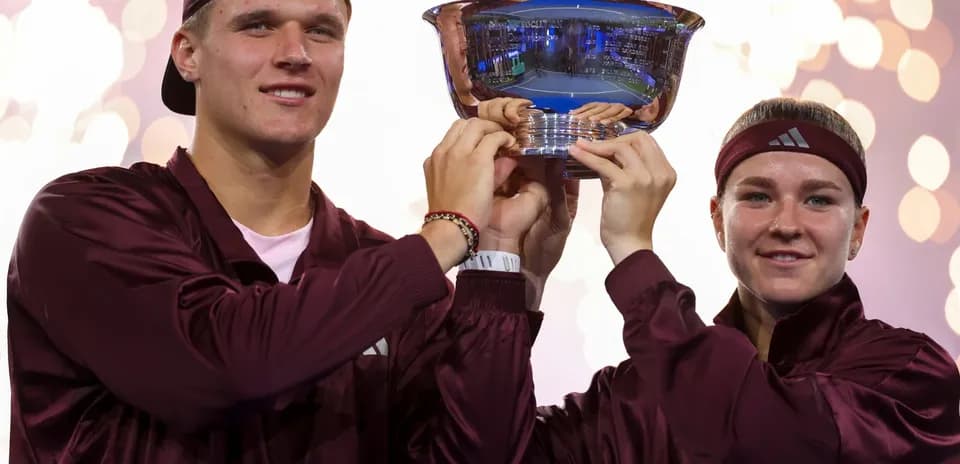 Jugadores levantando trofeo en ceremonia de premiación