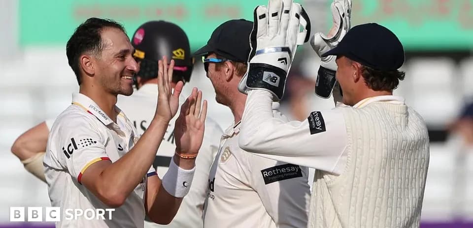 Jugadores celebrando un wicket en un partido de cricket