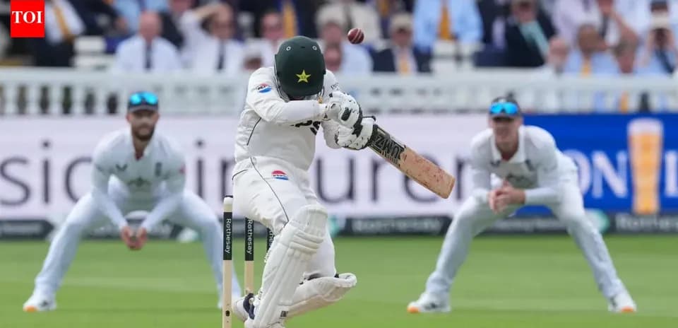 Bateador de Pakistán esquivando una bola en el cricket