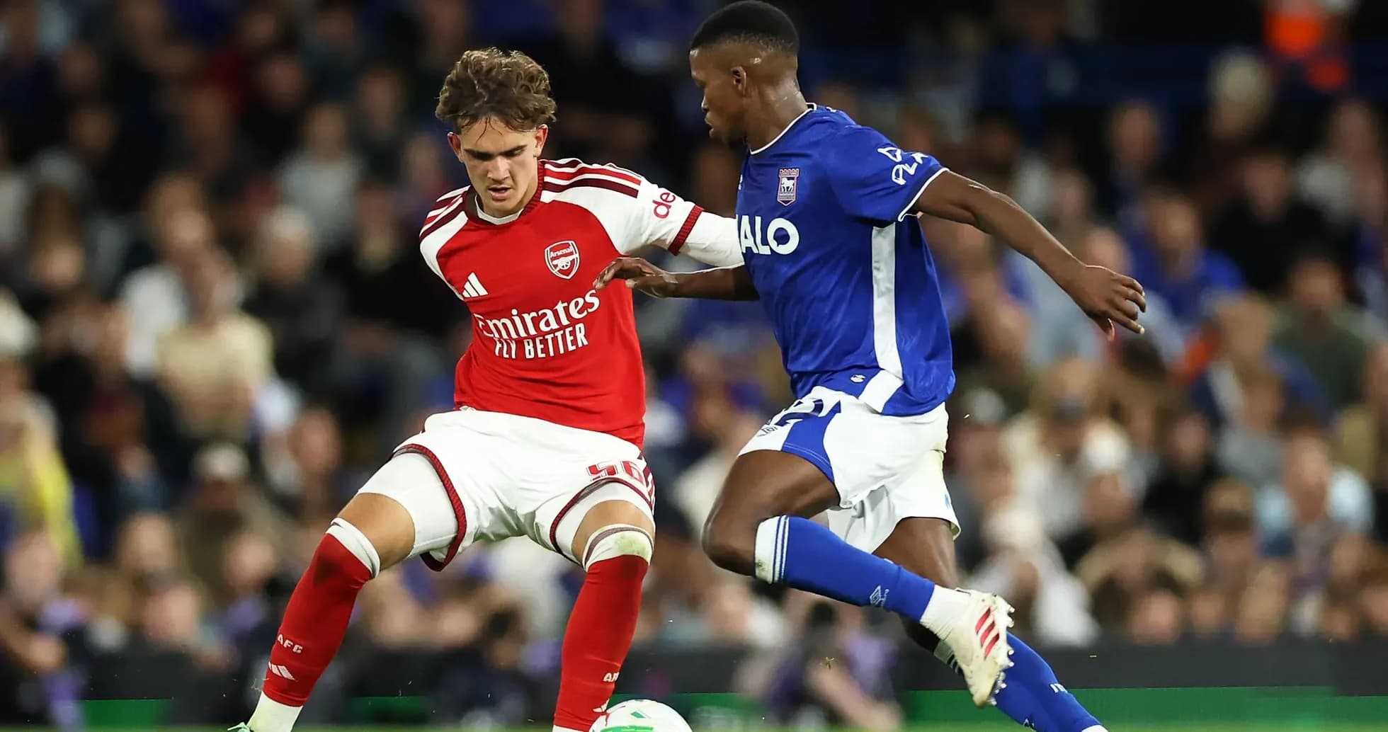 Jugador de Arsenal desafiado por oponente de Ipswich