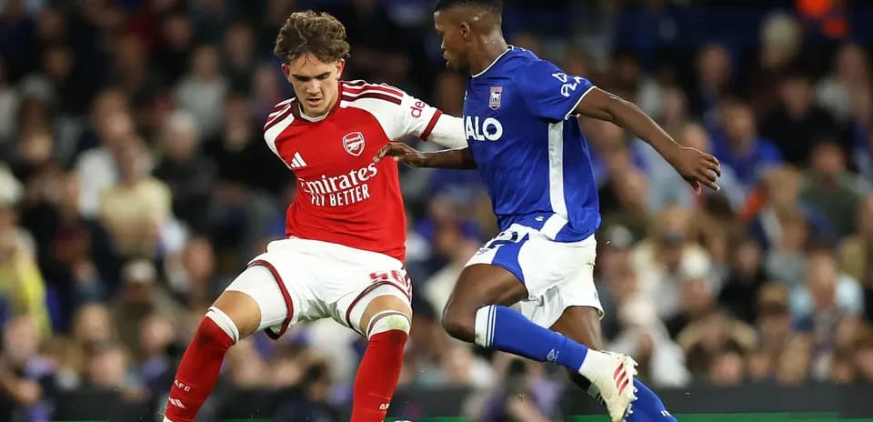 Jugador de Arsenal desafiado por oponente de Ipswich