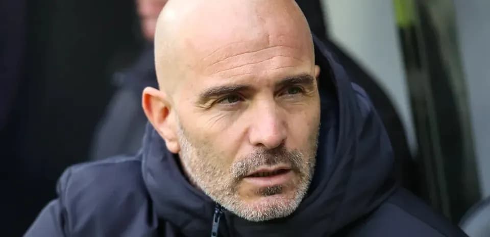 Entrenador sentado en el banquillo durante el partido