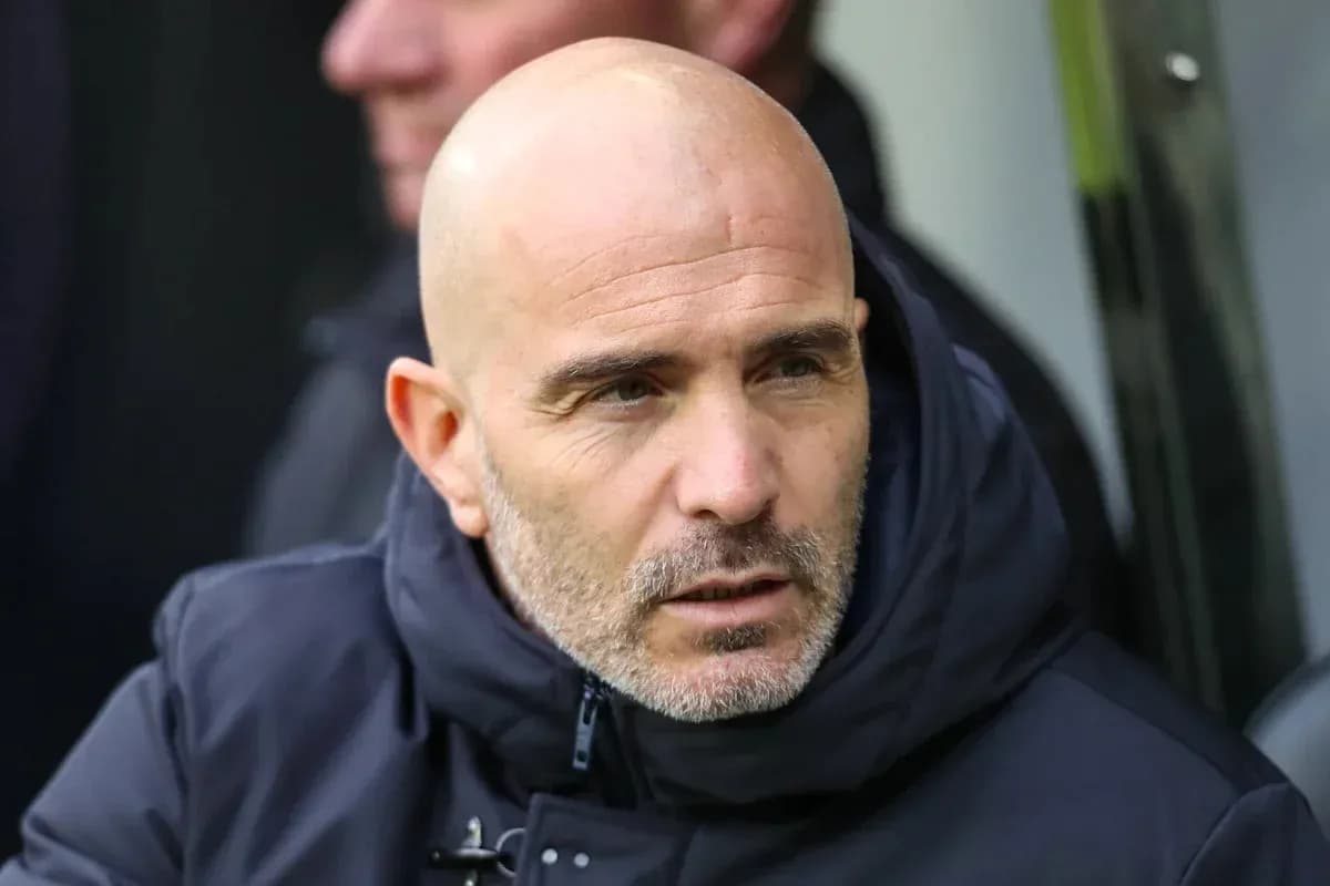 Entrenador sentado en el banquillo durante el partido
