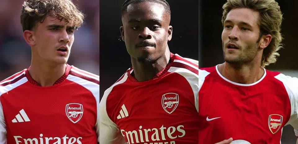 Tres jugadores de Arsenal en uniforme rojo y blanco