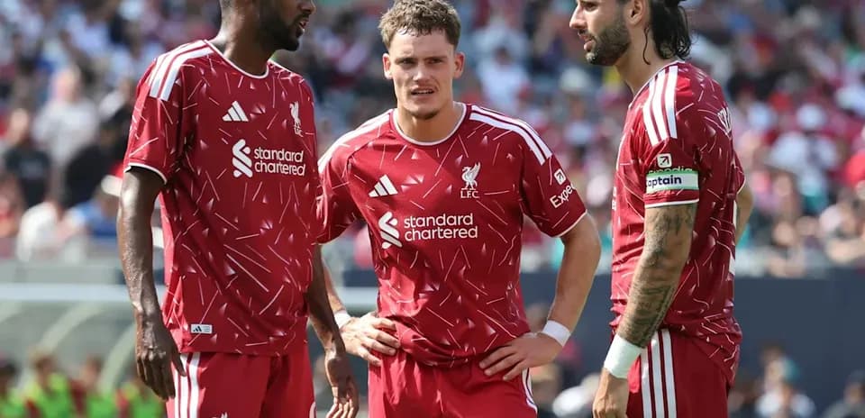 Jugadores de Liverpool discutiendo durante un partido