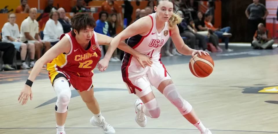 Jugadora de EE. UU. driblando el balón, defensa china