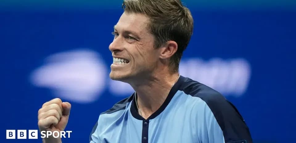 Jugador de tenis celebrando un punto ganado