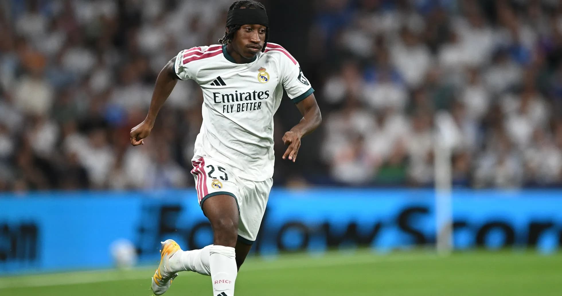 Jugador de Real Madrid corriendo en el campo