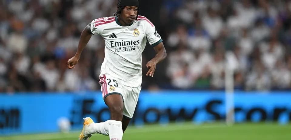 Jugador de Real Madrid corriendo en el campo