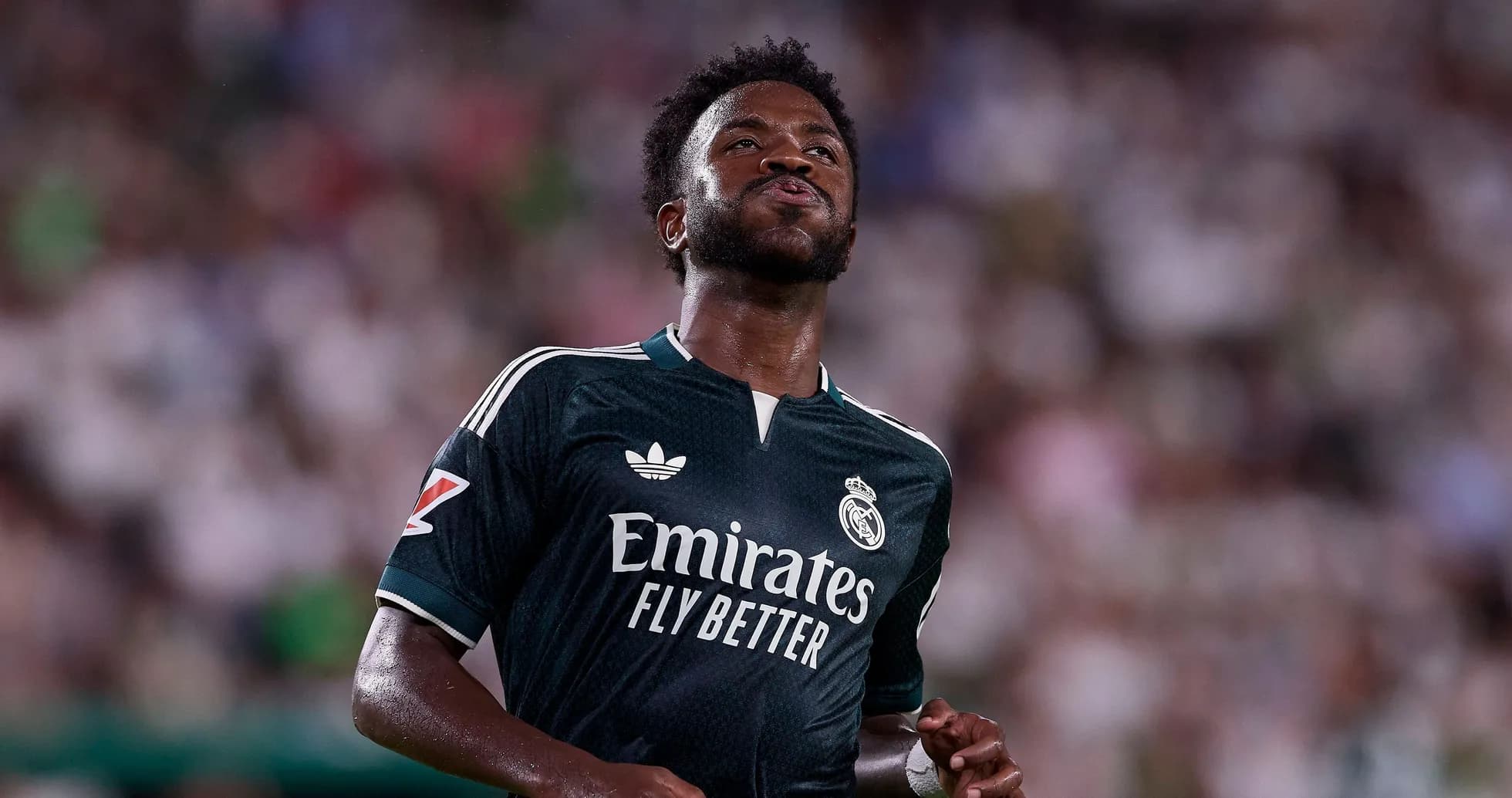 Jugador de Real Madrid corriendo en el campo