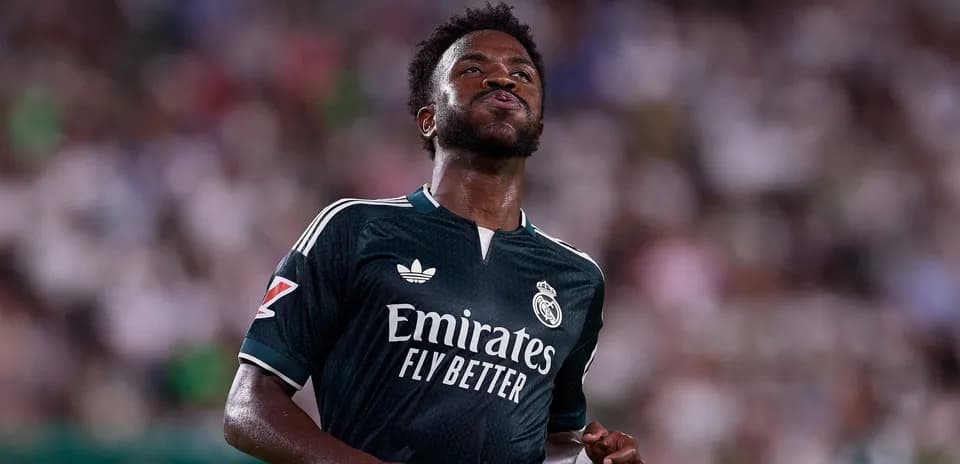 Jugador de Real Madrid corriendo en el campo