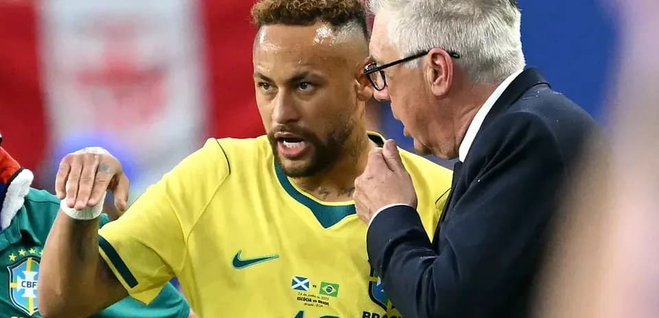 Neymar conversando con el entrenador durante el partido