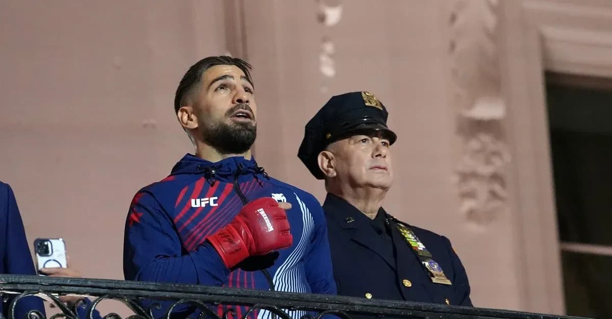 Luchador de UFC cantando con policía en ceremonia