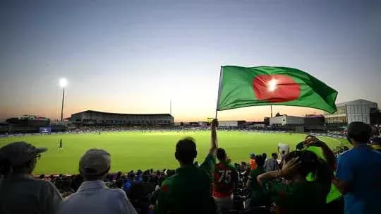 Afan de Bangladés ondeando en el estadio durante un partido