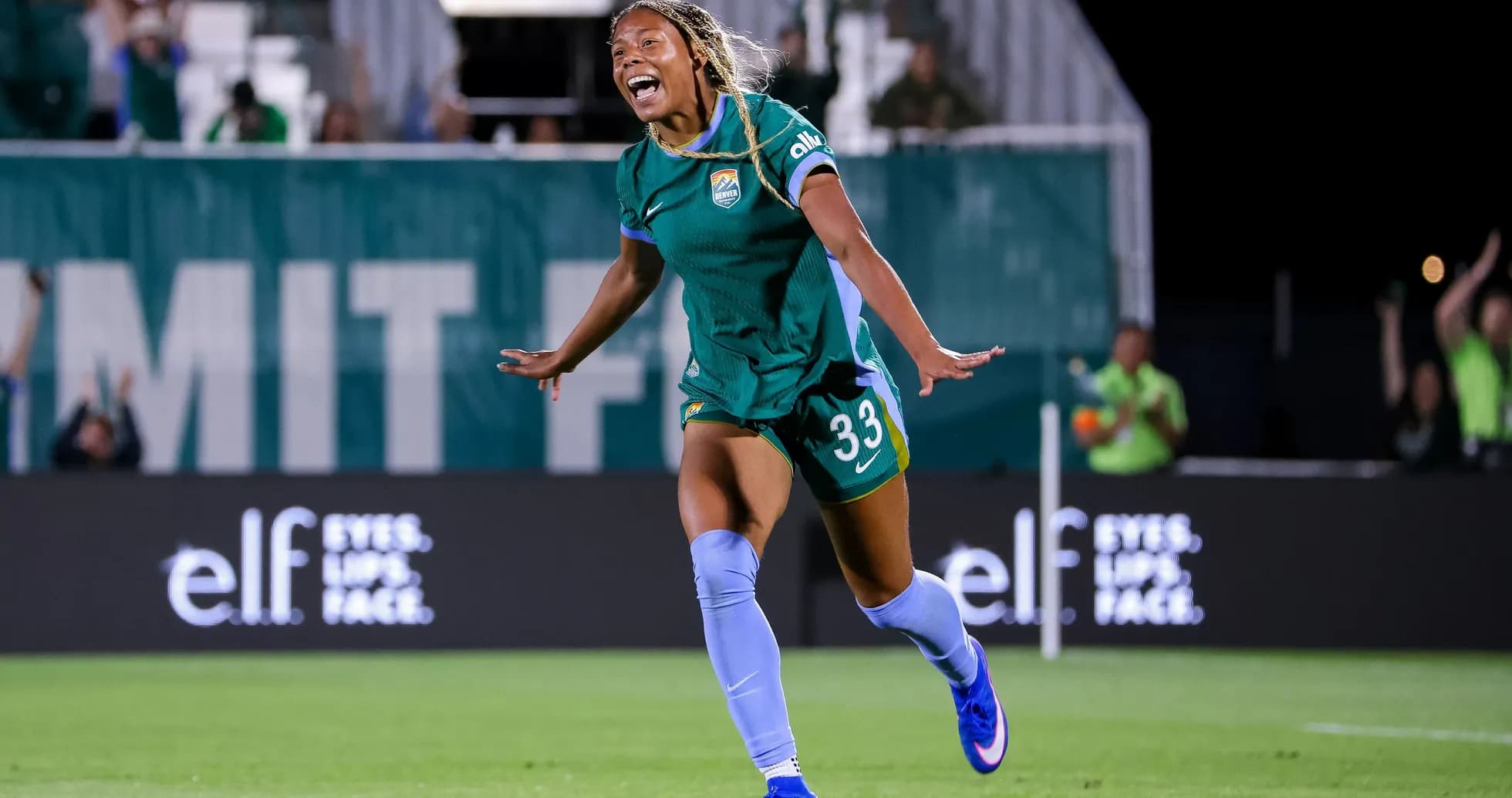 Jugadora celebrando un gol en el campo de fútbol