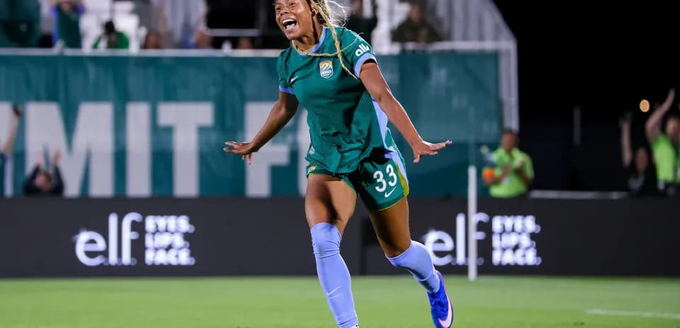 Jugadora celebrando un gol en el campo de fútbol