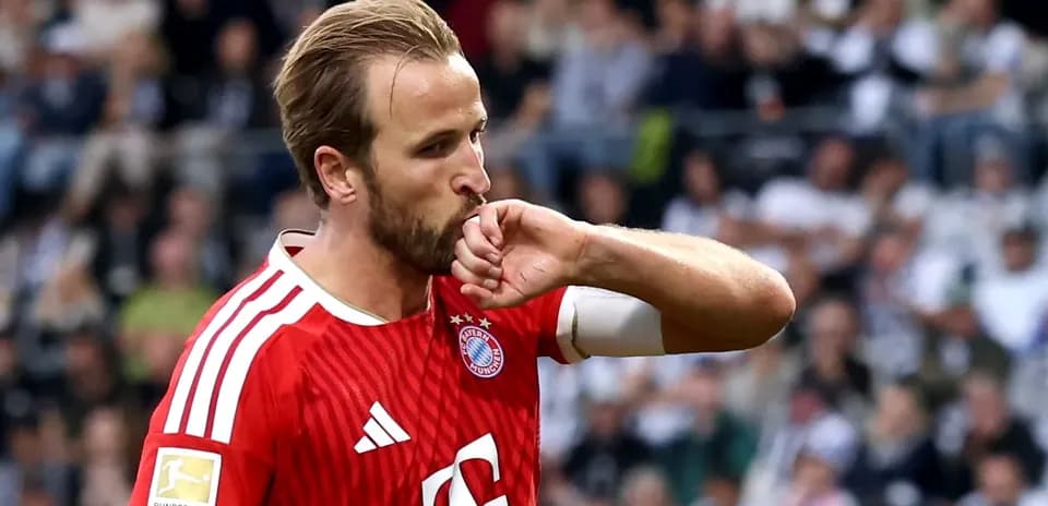 Jugador de Bayern Múnich besando su muñeca durante partido