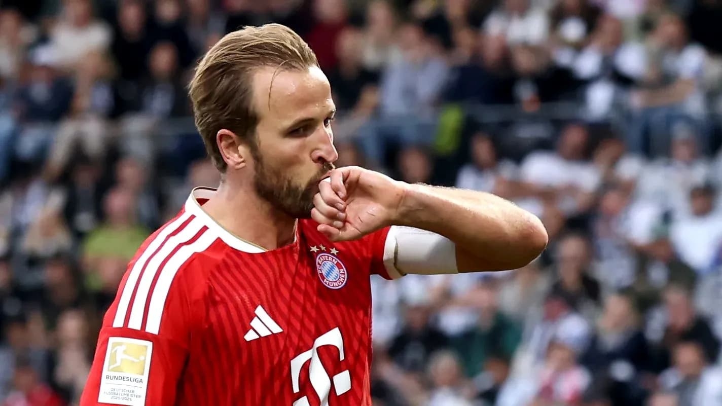 Jugador de Bayern Múnich besando su muñeca durante partido