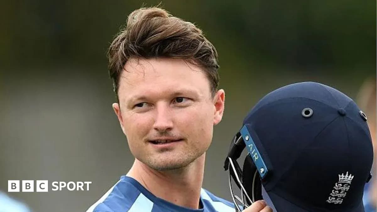 Jugador sosteniendo un casco de cricket durante entrenamiento