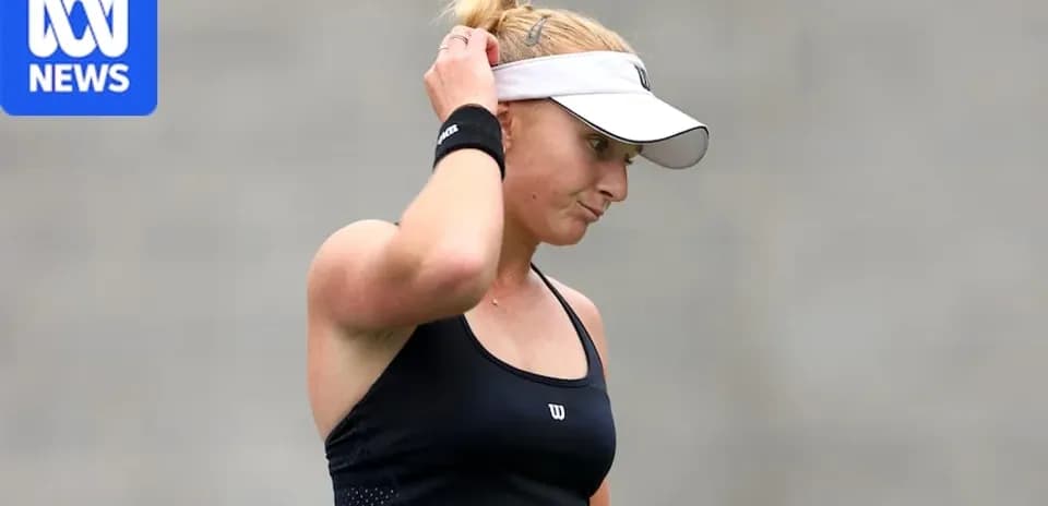 Jugadora de tenis con gorra ajustándose el cabello