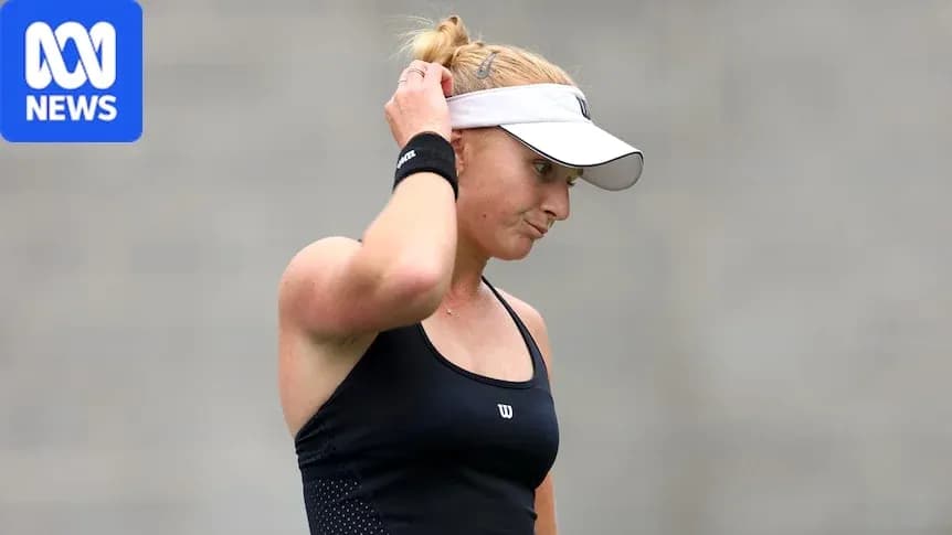 Jugadora de tenis con gorra ajustándose el cabello