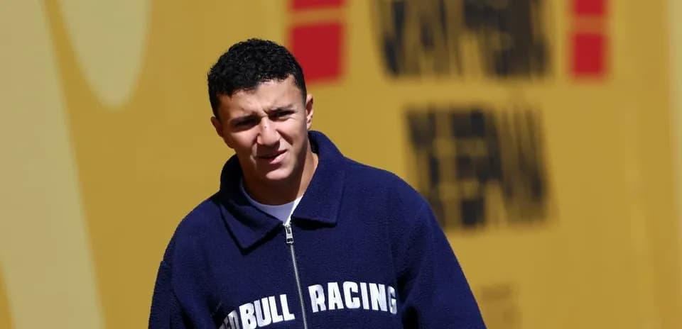 Piloto de Red Bull Racing caminando en el paddock