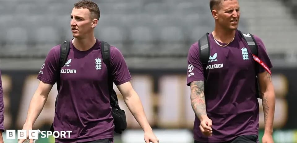 Jugadores de Inglaterra llegando al campo de cricket