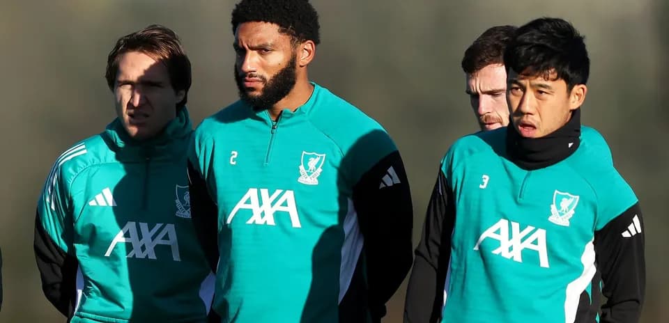 Jugadores de Liverpool durante sesión de entrenamiento