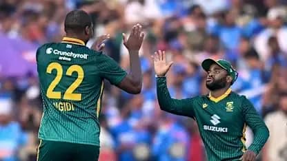 Jugadores de Sudáfrica celebrando tras un wicket