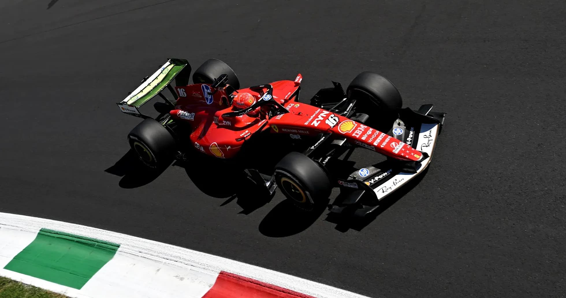 Coche de Fórmula 1 Ferrari en pista durante carrera