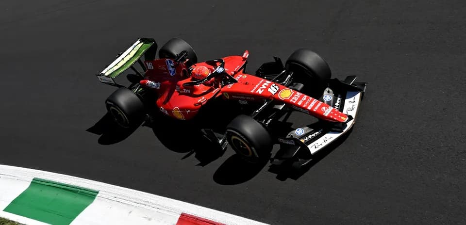Coche de Fórmula 1 Ferrari en pista durante carrera